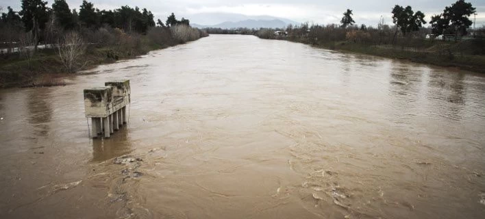 Κατολισθήσεις από τις βροχές στα Τρίκαλα -Σε ετοιμότητα για τυχόν υπερχείλιση του Πηνειού